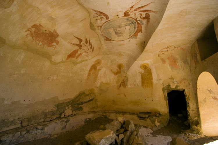 Freskenmalereien im inneren der teilweise zerstörten Mönchszellen. (c) Christoph Riegler